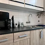 Charming 3 Bedrooms Apartment, Cool Neighbourhood *
