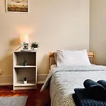 Charming 3 Bedrooms Apartment, Cool Neighbourhood Lägenhet