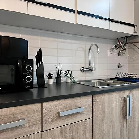 Charming 3 Bedrooms Apartment, Cool Neighbourhood *
