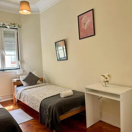 Charming 3 Bedrooms Apartment, Cool Neighbourhood Lägenhet