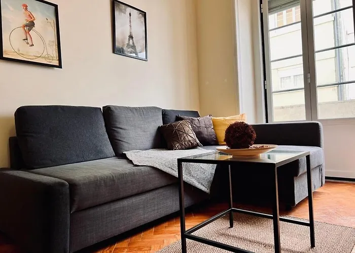 Charming 3 Bedrooms Apartment, Cool Neighbourhood דירה *