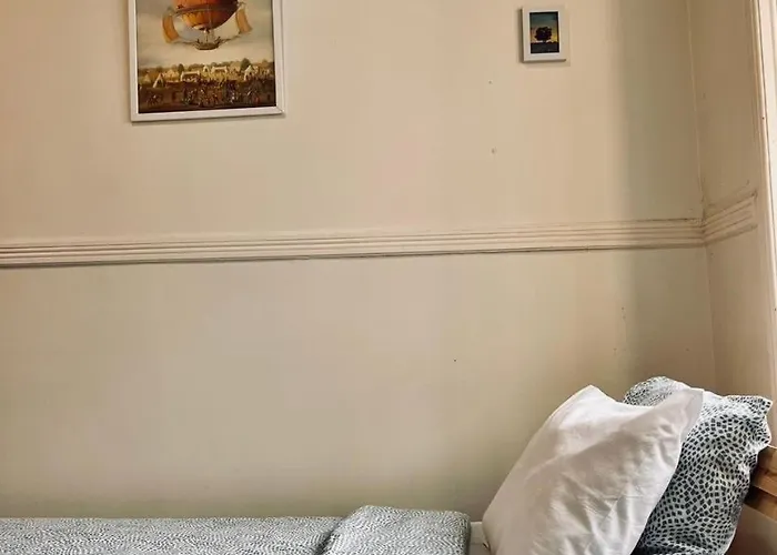 Charming 3 Bedrooms Apartment, Cool Neighbourhood דירה