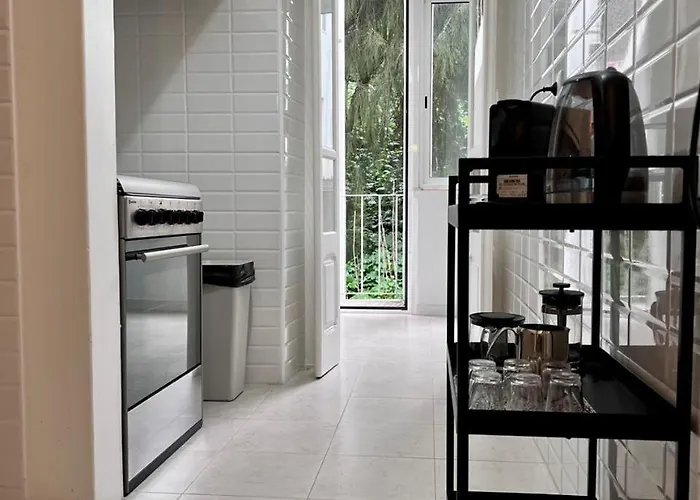 Charming 3 Bedrooms Apartment, Cool Neighbourhood דירה
