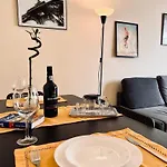 Charming 3 Bedrooms Apartment, Cool Neighbourhood