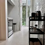 Charming 3 Bedrooms Apartment, Cool Neighbourhood Апартаменты
